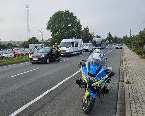 Policjanci podczas sprawdzanie trzeźwości kieorwców.
