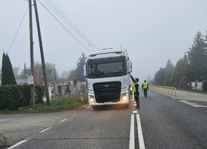 Policjanci podczas sprawdzanie trzeźwości kieorwców.