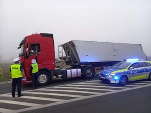 Policjanci podczas sprawdzanie trzeźwości kieorwców.