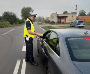 Policjanci podczas sprawdzanie trzeźwości kieorwców.