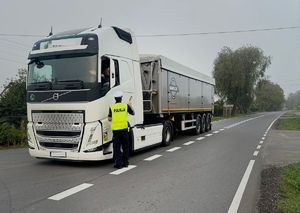 Policjanci podczas sprawdzanie trzeźwości kieorwców.