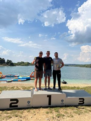 Osoby na podium podczas zawodów nad wodą.