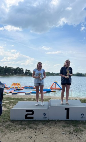 Osoby na podium podczas zawodów nad wodą.