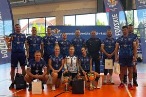 ujęcie zawodników podczas gry w hali sportowej