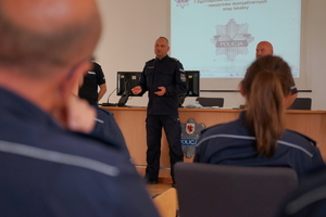 Komendant gratuluje policjantom