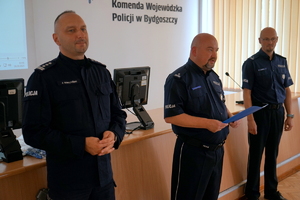 Komendant gratuluje policjantom