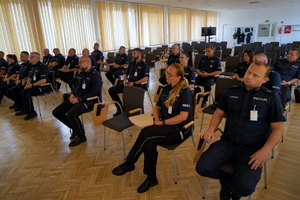 Komendant gratuluje policjantom