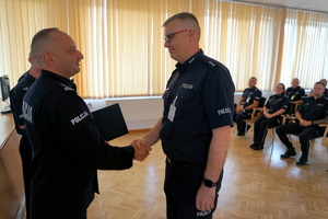 Komendant gratuluje policjantom