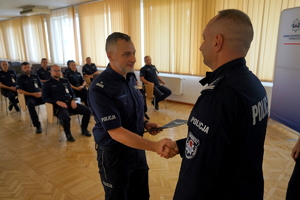 Komendant gratuluje policjantom