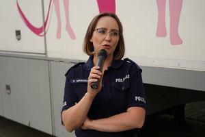 policjanci przemawiają do zaproszonych kobiet