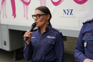 policjanci przemawiają do zaproszonych kobiet