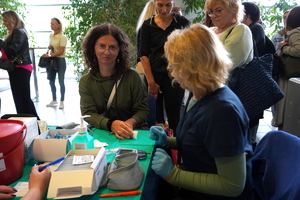 Kobiety uczestniczą w zajęciach, rozmawiają i badają się na poszczególnych stanowiskach