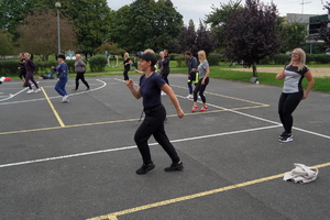 Kobiety uczestniczą w zajęciach, rozmawiają i badają się na poszczególnych stanowiskach