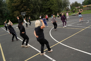 Kobiety uczestniczą w zajęciach, rozmawiają i badają się na poszczególnych stanowiskach