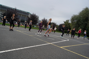 Kobiety uczestniczą w zajęciach, rozmawiają i badają się na poszczególnych stanowiskach