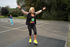 Kobiety uczestniczą w zajęciach, rozmawiają i badają się na poszczególnych stanowiskach