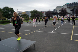 Kobiety uczestniczą w zajęciach, rozmawiają i badają się na poszczególnych stanowiskach