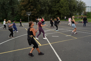 Kobiety uczestniczą w zajęciach, rozmawiają i badają się na poszczególnych stanowiskach