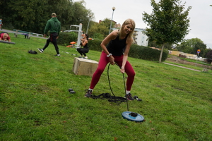 Kobiety uczestniczą w zajęciach, rozmawiają i badają się na poszczególnych stanowiskach