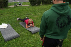 Kobiety uczestniczą w zajęciach, rozmawiają i badają się na poszczególnych stanowiskach