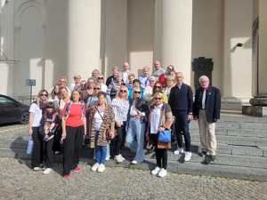 Grupa osób na wycieczce po mieście.