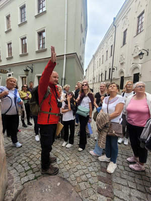 Grupa osób na wycieczce po mieście.