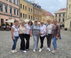 Grupa osób na wycieczce po mieście.