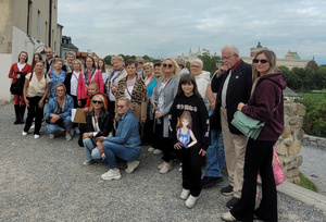 Grupa osób na wycieczce po mieście.