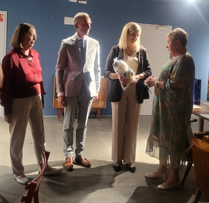 Grupa osób na wycieczce po mieście.