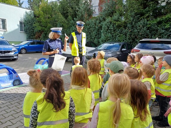policjanci rozmawiają z dziećmi