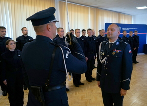 policjanci biorą udział w policyjnym ślubowaniu