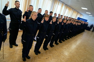 policjanci biorą udział w policyjnym ślubowaniu