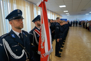 policjanci biorą udział w policyjnym ślubowaniu