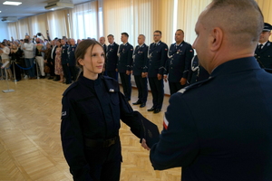 policjanci biorą udział w policyjnym ślubowaniu