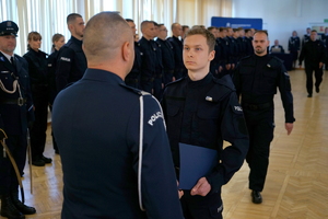policjanci biorą udział w policyjnym ślubowaniu