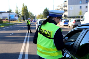 Policjanci ruchu drogowego podczas działań.
