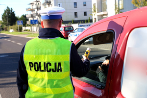 Policjanci ruchu drogowego podczas działań.