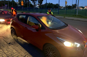 Policjanci ruchu drogowego podczas działań.