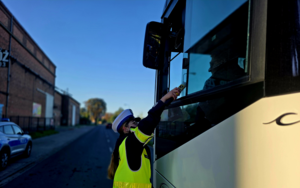 Policjanci ruchu drogowego podczas działań.