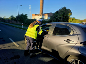 Policjanci ruchu drogowego podczas działań.