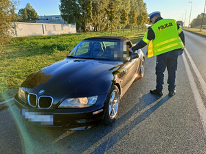 Policjanci ruchu drogowego podczas działań.