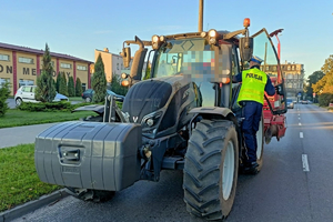 Policjanci ruchu drogowego podczas działań.