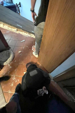 zatrzymany leży skuty kajdankami na podłodze