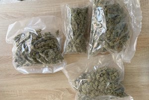 trzy paczki, w których znajduje się hermetycznie spakowana marihuana