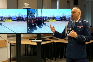 delegacja amerykańskich gości z wizytą w bydgoskiej komendzie. Policjanci rozmawiają z gośćmi i prezentują pokaz zatrzymania przez funkcjonariuszy niebezpiecznej osoby