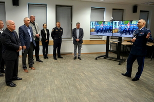 delegacja amerykańskich gości z wizytą w bydgoskiej komendzie. Policjanci rozmawiają z gośćmi i prezentują pokaz zatrzymania przez funkcjonariuszy niebezpiecznej osoby