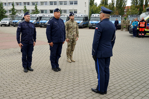 delegacja amerykańskich gości z wizytą w bydgoskiej komendzie. Policjanci rozmawiają z gośćmi i prezentują pokaz zatrzymania przez funkcjonariuszy niebezpiecznej osoby