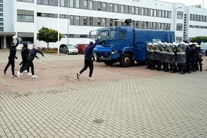 delegacja amerykańskich gości z wizytą w bydgoskiej komendzie. Policjanci rozmawiają z gośćmi i prezentują pokaz zatrzymania przez funkcjonariuszy niebezpiecznej osoby