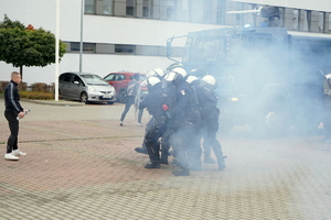 delegacja amerykańskich gości z wizytą w bydgoskiej komendzie. Policjanci rozmawiają z gośćmi i prezentują pokaz zatrzymania przez funkcjonariuszy niebezpiecznej osoby