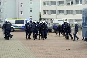 delegacja amerykańskich gości z wizytą w bydgoskiej komendzie. Policjanci rozmawiają z gośćmi i prezentują pokaz zatrzymania przez funkcjonariuszy niebezpiecznej osoby